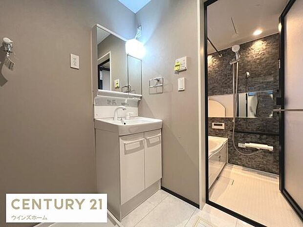 洗面化粧台はシンプルでありながら機能性も兼ね備え、快適なサニタリー空間を実現させます！