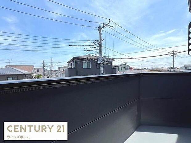 天気の良い日は洗濯物をカラッと乾かせるような日当たりの良い向きにバルコニーが設置されています！