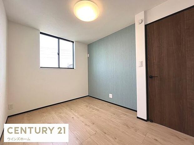 コンパクトながら収納力も備えた快適空間。陽光がたっぷり差し込む明るい室内はアクセントクロスがポイント。子ども部屋や趣味部屋、テレワークスペースにもぴったり。