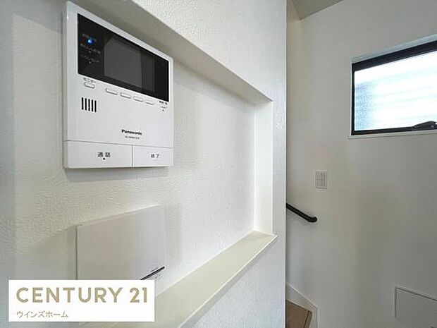来客時に便利なTVモニター付インターホン！床暖房のリモコンパネルも設置してあり、あちこち動かずご利用できます。