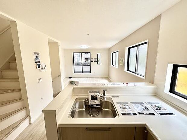 リビングと緩やかにつながる、開放的で洗練されたキッチンスペース。目の前に家族の様子を感じながら料理ができる配置は、子育て中のご家庭にもぴったり。収納力も高く、使いやすさとデザイン性を兼ね備えた空間！