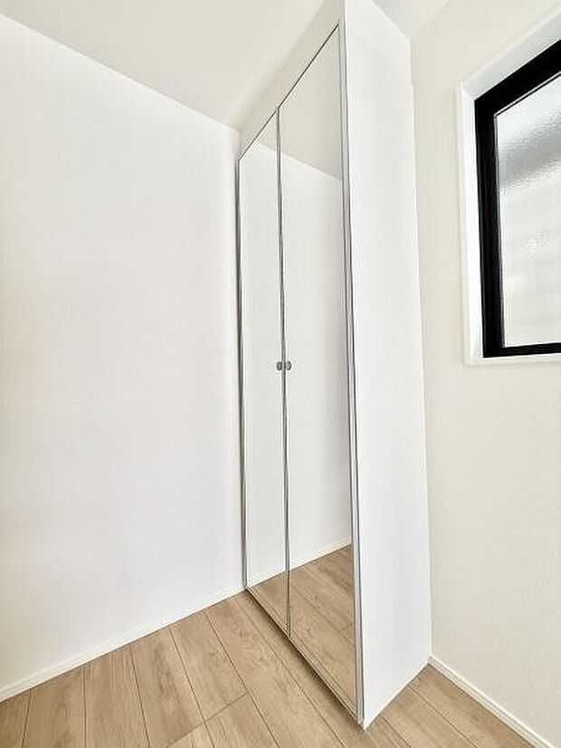 広々と落ち着いた空間を演出しご家族や来客者を気持ちよく出迎える玄関。全身ミラーはお部屋の奥行をより感じさせます。