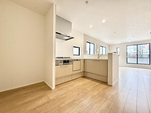 リビングと緩やかにつながる、開放的で洗練されたキッチンスペース。目の前に家族の様子を感じながら料理ができる配置は、子育て中のご家庭にもぴったり。収納力も高く、使いやすさとデザイン性を兼ね備えた空間!