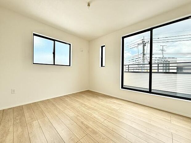 バルコニーに面した主寝室は6.3帖!採光たっぷり広々としていて明るいお部屋です!クローゼットが設置されています!