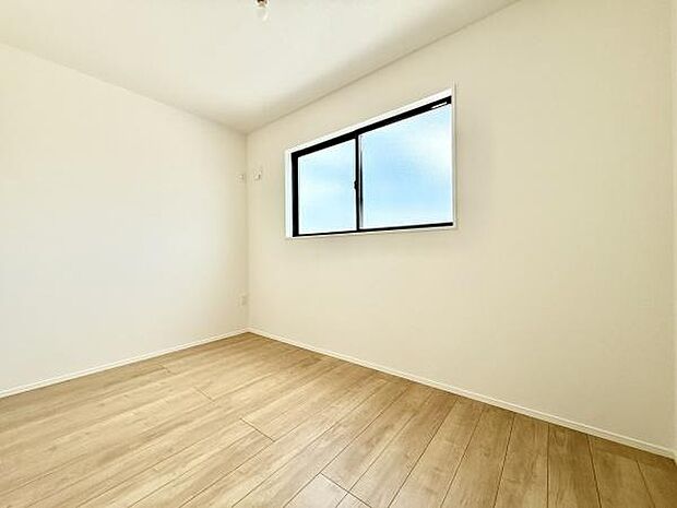 採光をしっかり取り入れた明るい室内!寝室にも子供部屋にもぴったりの空間です!