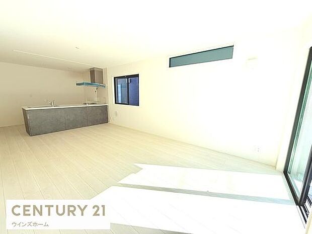 LDKは20帖で広々としています！南向きで採光たっぷり、家族全員がゆったりとくつろげる癒しのリビング。