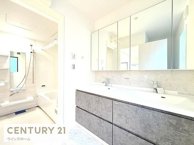 洗面台はダブルボウルで高級感あふれる仕様！洗面室はゆとりある広さで忙しい毎朝の準備も快適です。洗面台収納はお洗濯用品やスキンケア用品やリネン類等をしっかり収納できるようスペースも充実しています！