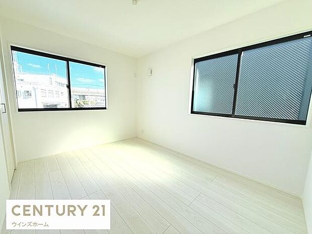 やわらかな日差しが心地よく差し込むお部屋。寝室や子ども部屋にもぴったりの空間です。