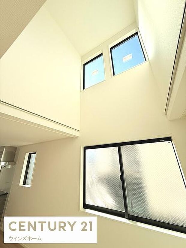 吹抜のある開放的なリビング。高窓から自然光がたっぷり差し込み、リビング全体に心地よい明るさをもたらします。