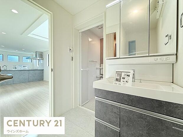 ゆったりサイズの洗面スペース！リネン類や洗濯用品などが片付く可動棚があるので、スッキリとした洗面周りになります!