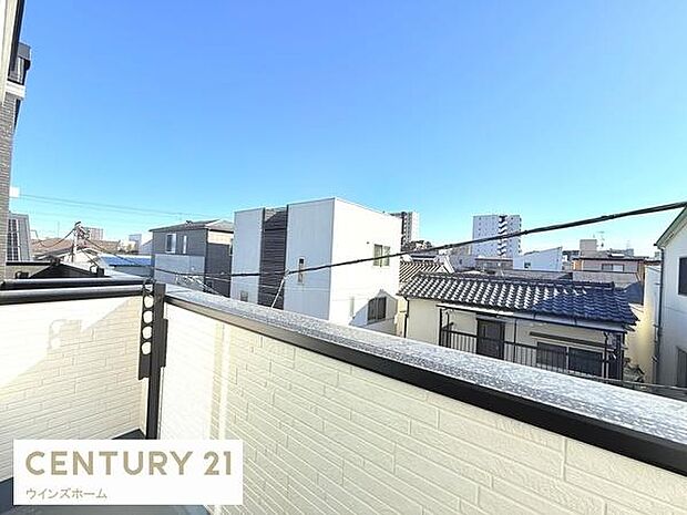 天気の良い日は洗濯物をカラッと乾かせるような陽当たりの良い位置にバルコニーが設置されました！