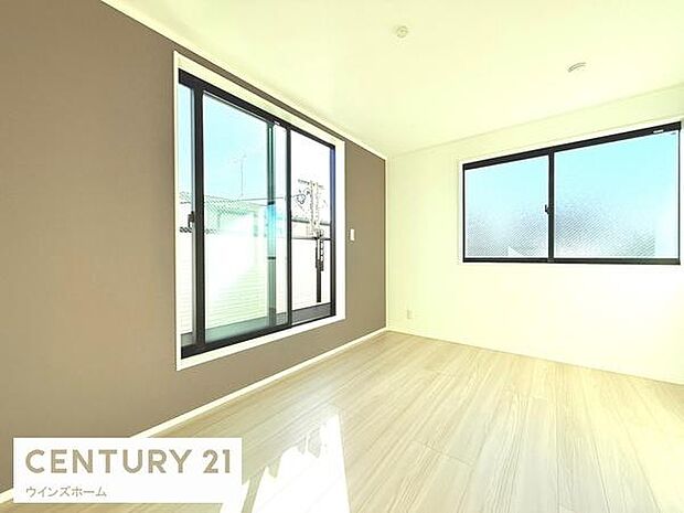 バルコニーに面し、採光良好で広々としています！クローゼット付き。お部屋すっきり快適な空間でくつろげます！