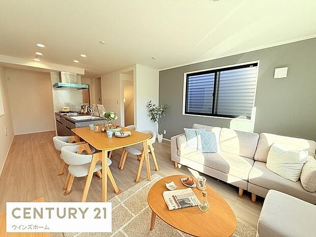 明るく開放的なリビングが魅力。自然光に包まれる心地よい空間で、日々の暮らしがより豊かになります。