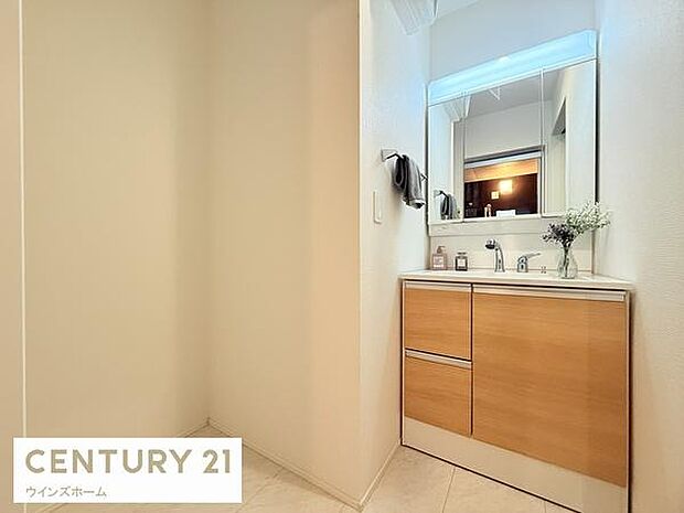 三面鏡の付いたゆったりとした洗面化粧台。合わせ鏡で後ろのスタイリングも楽ちんです。鏡の後ろは収納になっているので、細々したものを収納でき、スッキリとした洗面周りになります。