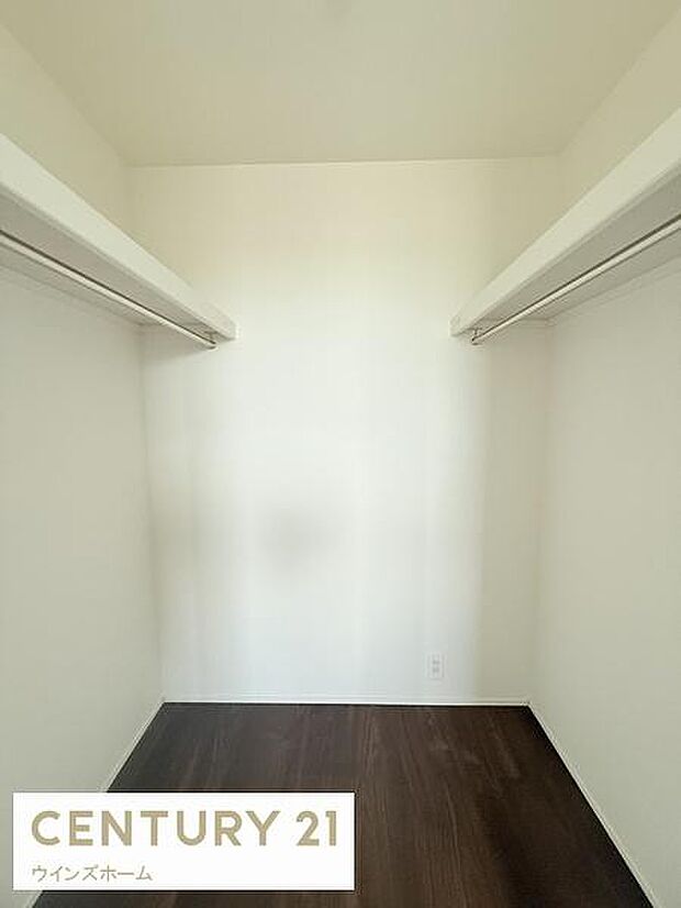 たっぷりしまえるウォークインクローゼットを設けました！かさばるお洋服はハンガーラックに、そして、小物類などは、棚に置いて保管できるので整理整頓にも最適です！