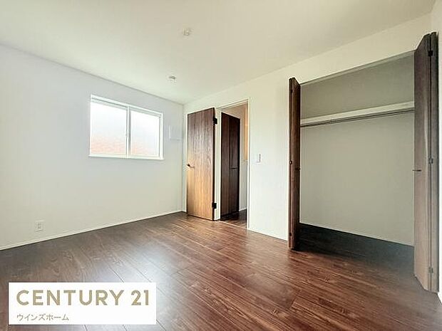落ち着いた色合いとシンプルなデザインが魅力の洋室。クローゼット付きで、衣類や荷物もスッキリ収納。使い勝手の良い快適空間です。カウンター付きでデスクワークも可能です！