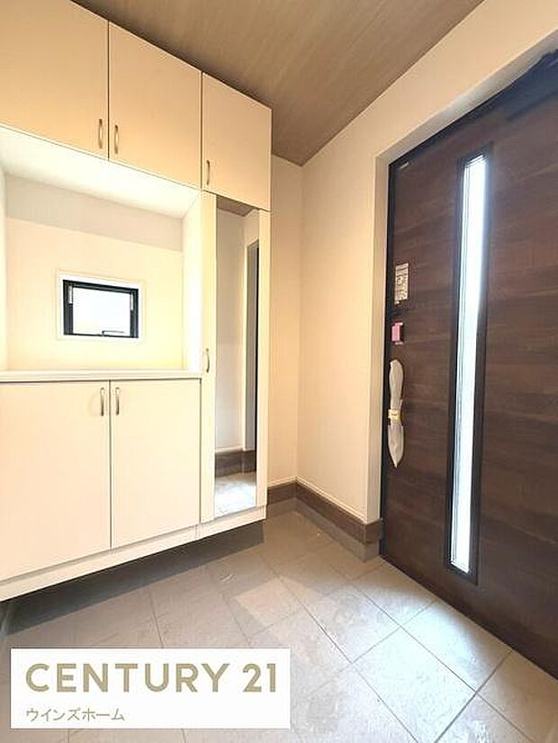 落ち着いた空間を演出し、ご家族や来客者を気持ちよく出迎えます。収納力の高いシューズボックスも設置され玄関をスッキリと保てます！