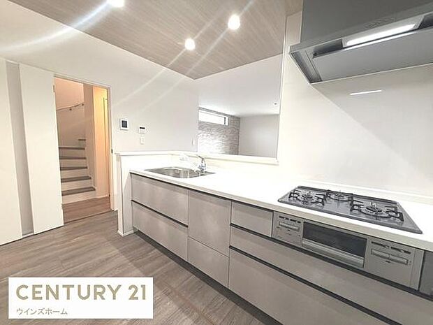 スタイリッシュなシステムキッチンは、収納力と機能性を兼ね備え、料理が楽しくなる空間。リビングとつながるレイアウトも魅力です。