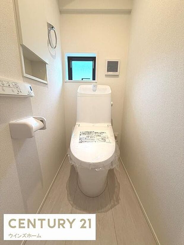 トイレは1階と2階にあります！いつでも快適に使える温水洗浄便座を設置！窓があり換気も十分行えます！