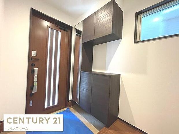 明るく清潔感のある玄関は、大容量の収納スペースがいっぱい、靴や小物をすっきり整理できる機能的な空間です。