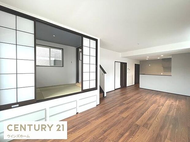 バルコニーへとつながる大きな窓から光が差し込むリビング！眺望も良く、外からの視線が気になりにくいのでプライバシーも確保しやすいです。