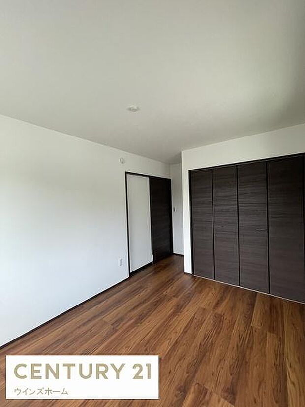 クローゼット付きで衣類や荷物もスッキリ収納できます！