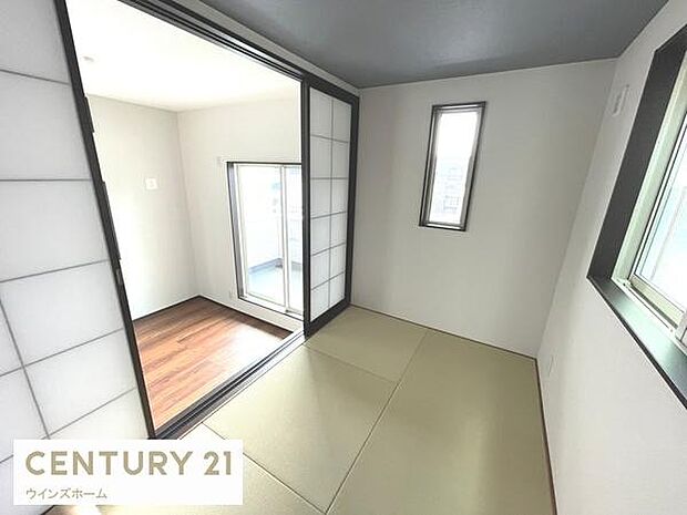 リビング横小上がりの和室。畳のおかげで気楽に横になれるのが魅力です。お子様の遊び場にしたり、洗濯物をたたむスペースにしたりと様々な用途にお使いいただけます。和室から階段へも直接アプローチできます。