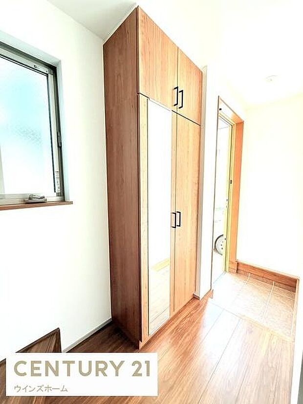 落ち着いた空間を演出し、ご家族や来客者を気持ちよく出迎えます。収納力の高いシューズボックスも設置され玄関をスッキリと保てます!