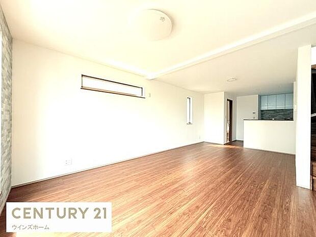 LDKはゆったり19帖!床暖房完備!コミュニケーションが取りやすい空間設計!お食事を取るダイニングスペース、くつろげるリビングスペースの両方しっかり確保されています。