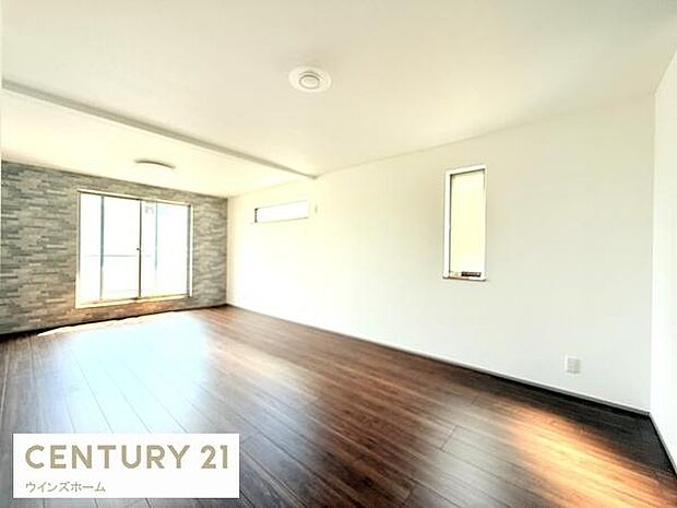 バルコニーへとつながる大きな窓から光が差し込むリビング!2階LDKは外からの視線が気になりにくいのでプライバシーも確保しやすいです。