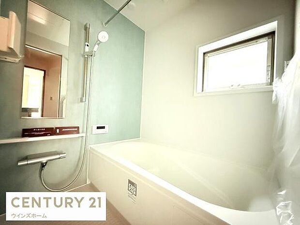 広いお風呂スペース!心と身体をリフレッシュさせる癒しの空間でもあるバスルーム!窓がついていて明るく換気もバッチリです!