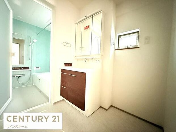 三面鏡の付いたゆったりとした洗面化粧台。合わせ鏡で後ろのスタイリングも楽ちんです。鏡の後ろは収納になっているので、細々したものを収納でき、スッキリとした洗面周りになります。