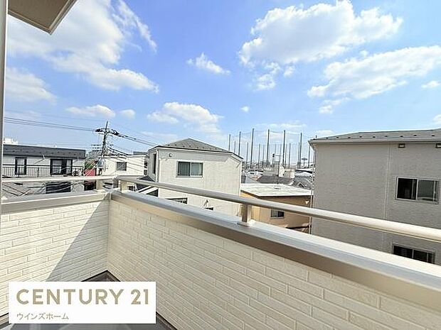 バルコニーは2か所に設置され、用途に合わせて使い分けを可能にしてくれます。陽当たり良好で洗濯物もタップリ乾かせます!