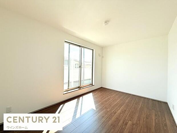 バルコニーに面した7.25帖の洋室はクローゼットをご用意した快適空間。陽光がたっぷり差し込む明るい室内!