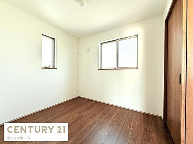 約4.4帖の納戸は収納スペースに使ったり、居室として使ってもOKです。クローゼット完備!