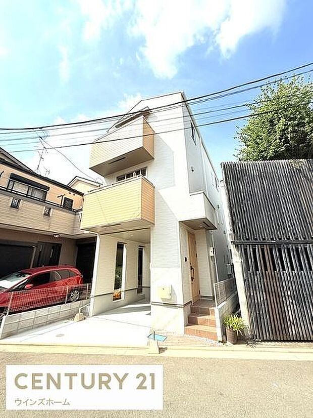 前面道路は南側4mで陽当たり良好。小中学校まで近く、お子さまの通学も安心です。!