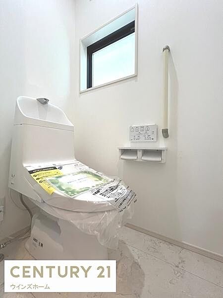 トイレは1・2階に設置され、シャワートイレが内蔵されています。窓もあるため換気も十分おこなえます！