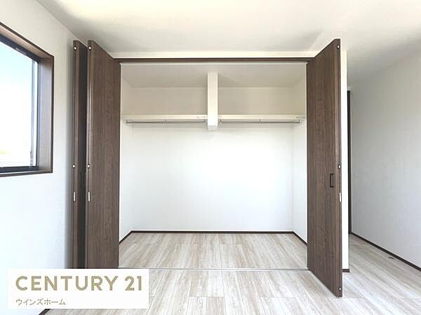 収納が設置されています！荷物を置く場所が確保されるのでお部屋の整理整頓もしやすくなり、快適な空間をつくりあげます！（1号棟写真）