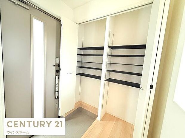 明るく清潔感のある玄関は、大容量の収納スペースがいっぱい、靴や小物をすっきり整理できる機能的な空間です。