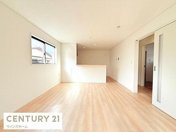 15帖の広々LDKは家族全員がゆったりとくつろげる空間です。リビングとダイニングを自由に使い分けられるため、様々なライフスタイルに対応します!