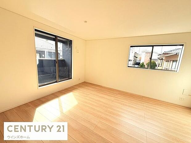 バルコニーへとつながる大きな窓から光が差し込むリビング!風通しも良好で換気もしやすいです!