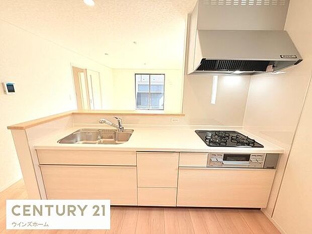 人気の対面式キッチンはリビング、ダイニングを一望できます!キッチンは作業スペースも広々しており収納にも困りません!