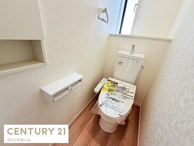トイレは1階と2階にあります!いつでも快適に使える温水洗浄便座を設置!窓があり換気も十分行えます!
