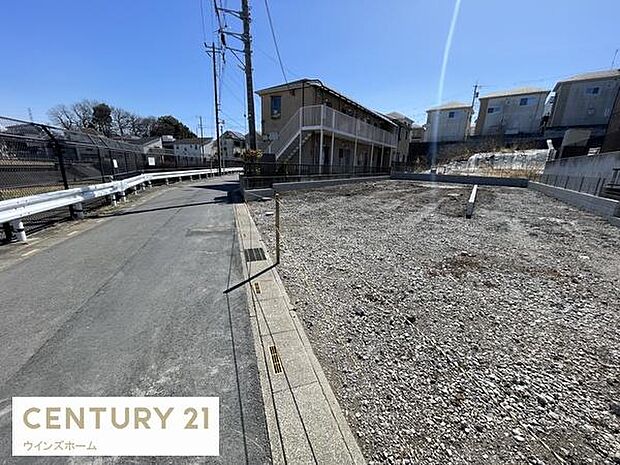 北東側4m公道に面しています。車通りが少なく駐車もしやすいです。