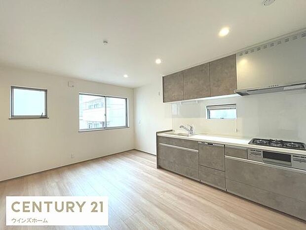 清潔感あふれるシステムキッチン。ワイドな調理台と豊富な収納で家事がスムーズ。毎日の料理を効率的に、家族との時間をもっと大切にできる空間です。