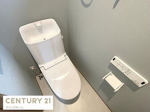 トイレは1・3階に設置され、シャワートイレが内蔵されています。