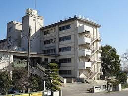 越谷市立新栄中学校まで1300m