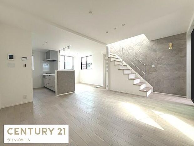 窓から光が差し込むリビング！2階LDKは外からの視線が気になりにくいのでプライバシーも確保しやすいです。LDKは17帖超。