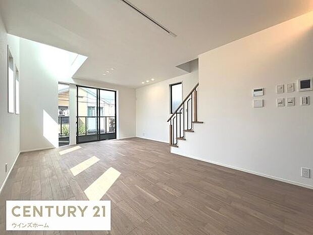 窓から光が差し込むリビング!2階LDKは外からの視線が気になりにくいのでプライバシーも確保しやすいです。LDKは17帖超。