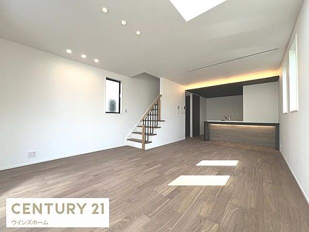 18.7帖の広々LDKは家族全員がゆったりとくつろげる空間です。リビングとダイニングを自由に使い分けられるため、様々なライフスタイルに対応します!